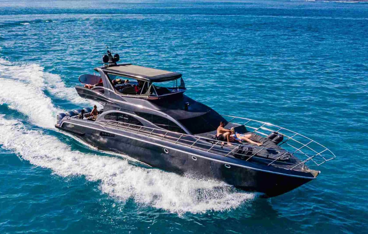 EM17 Luxury Yacht